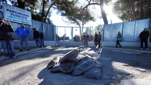 Lazio, contestazione a Formello: letame davanti ai cancelli