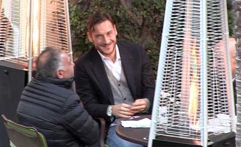 Calciomercato Roma, Totti andrà avanti. Nel 2016 la firma