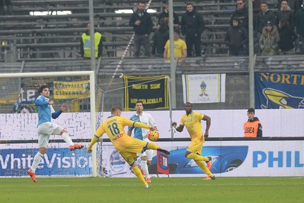 Serie A Frosinone, sputi a guardalinee: si visionano filmati