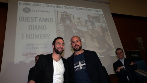 Napoli, Higuain e Reina alla presentazione del calendario