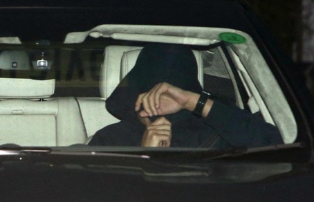 Chelsea: Mourinho esce incappucciato dal suo ultimo allenamento