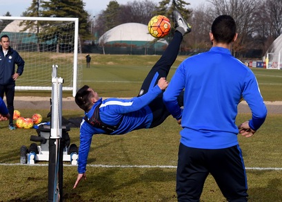 Serie A Inter, che rovesciate Medel durante la sfida a calcio tennis