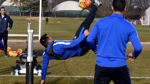Serie A Inter, che rovesciate Medel durante la sfida a calcio tennis