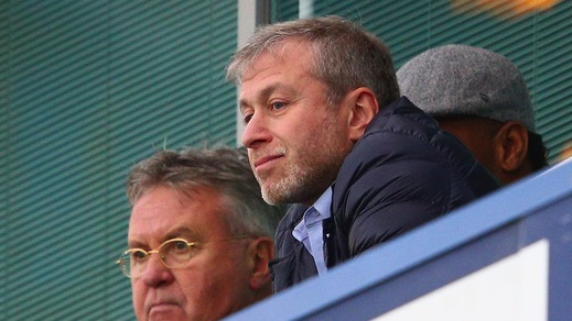 Chelsea, in tribuna accanto ad Abramovich c'è Hiddink