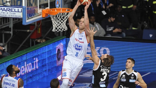 Cantù, sprint vincente, Trento stoppata