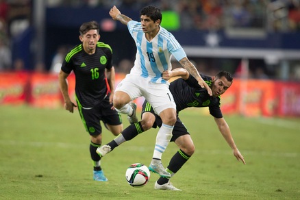 Calciomercato, Milan su Banega: sfida alla Juve