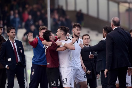 Serie B, Salernitana-Cagliari 0-2: rissa e quattro espulsi nel finale
