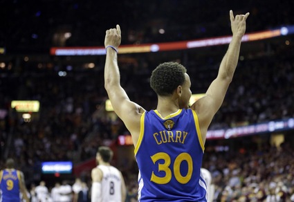 Basket Nba, Curry miglior atleta dell'anno per Associated Press