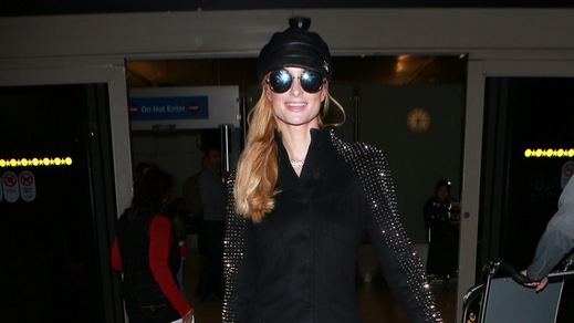 Paris Hilton sorridente torna a Los Angeles: il look è total black