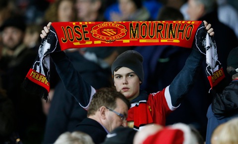 Manchester United, ecco le sciarpe con il volto di Mourinho