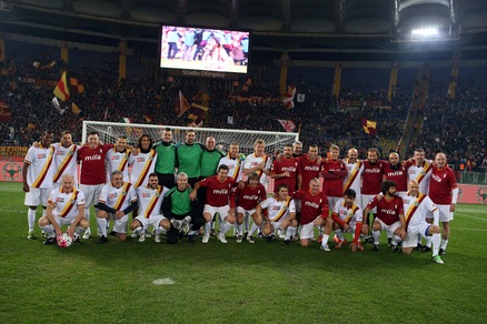 Roma, che tifo per “Voi siete leggenda”: la Curva Sud di nuovo protagonista