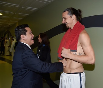 Inter, Ibrahimovic sorrisi e strette di mano con i nerazzurri