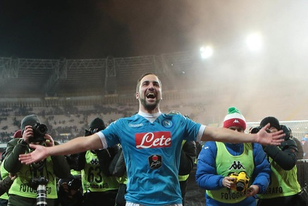 Napoli, Higuain al doppio sorpasso: scudetto e Scarpa d'Oro