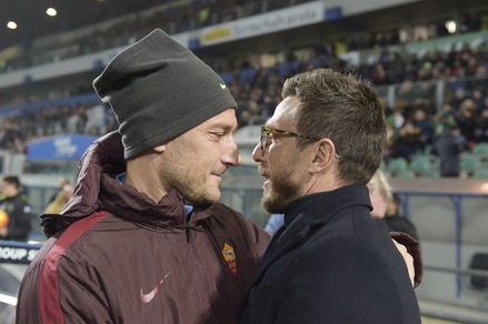 Roma-Sassuolo: quanti sorrisi in panchina tra Totti e Di Francesco