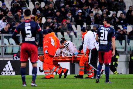 Juventus, brutto infortunio per Caceres: lascia il campo in barella