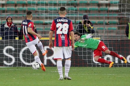 Serie B, Bari-Crotone 2-3: Maniero segna e poi va in porta