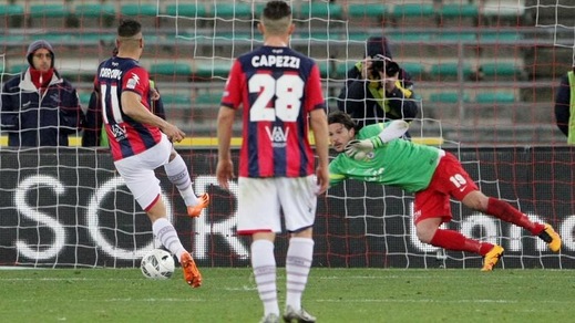 Serie B, Bari-Crotone 2-3: Maniero segna e poi va in porta