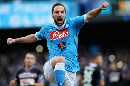 Serie A, Napoli-Carpi 1-0: Higuain firma il record e allontana la Juve