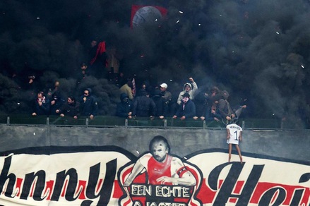Ajax-Feyenoord, tifosi di casa 'impiccano' manichino dell'ex