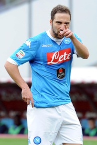 Napoli, Higuain avvisa la Juventus: «Voglio fare gol per volare come Maradona»