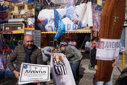 Serie A, Juventus-Napoli: i tifosi azzurri preparano i funerali ai bianconeri