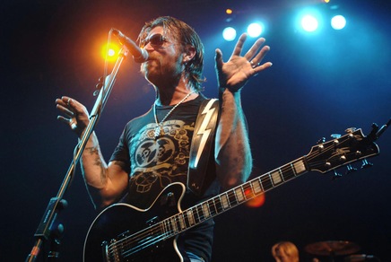 Gli Eagles of Death Metal di nuovo a Parigi, ritornano tre mesi dopo la strage del Bataclan