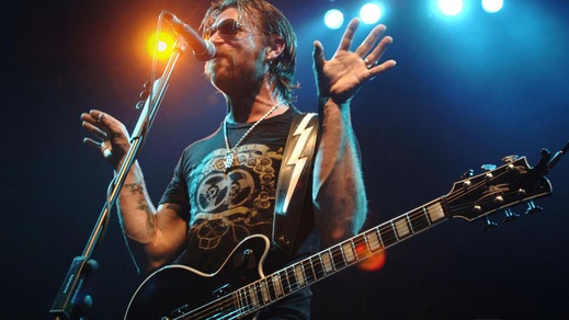 Gli Eagles of Death Metal di nuovo a Parigi, ritornano tre mesi dopo la strage del Bataclan