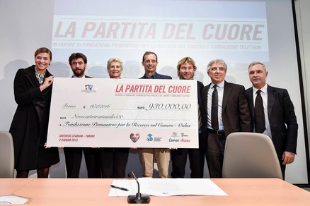 Juventus, Agnelli: assegno da 930.000 euro per la lotta al cancro