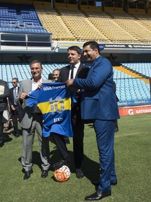 Renzi visita lo stadio del Boca Juniors, in regalo la maglietta n° 10