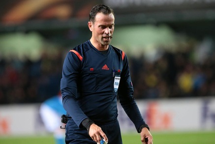 Napoli, scippo di rigore del macellaio olandese. Collina, ma quando la pianti?