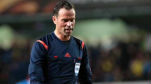 Napoli, scippo di rigore del macellaio olandese. Collina, ma quando la pianti?