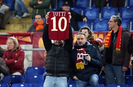 Roma-Palermo, i tifosi all'Olimpico: «Totti non si tocca»