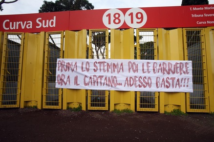 Roma, la Sud alza la voce: « Prima lo stemma, poi le barriere, ora il Capitano. Adesso basta!»