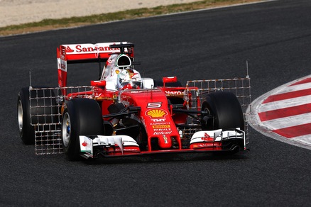 F1 Ferrari, Vettel avanti dopo la prima mattinata di test