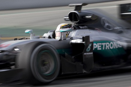 F1 Mercedes, Hamilton: «La Ferrari è migliorata, mondiale entusiasmante»