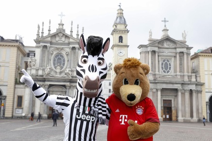 Champions League, Juventus-Bayern: le mascotte in giro in centro