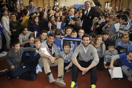 Lazio, Djordjevic e Parolo incontrano i bambini: che show con Olympia!
