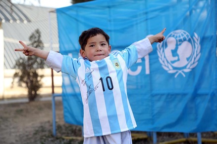 Messi realizza il sogno di Murtaza: maglietta firmata per il bimbo afghano