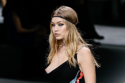 Gigi Hadid, incidente sexy alla sfilata di Versace