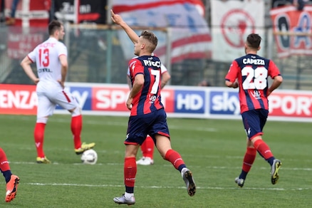 Crotone-Vicenza 2-0, riscossa rossoblù