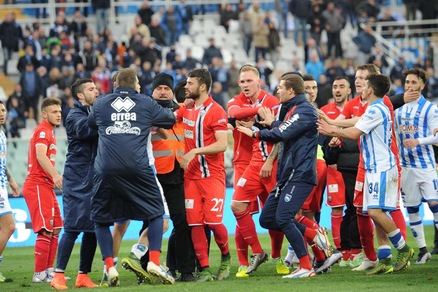 Pescara-Ascoli: che rissa! Del Fabro ferito al volto