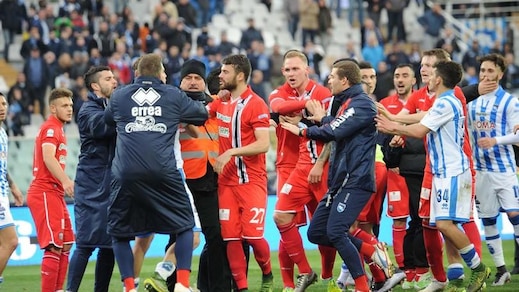 Pescara-Ascoli: che rissa! Del Fabro ferito al volto