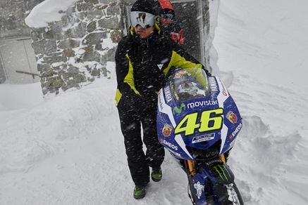 Yamaha, la M1 di Rossi sulle nevi di Courmayeur