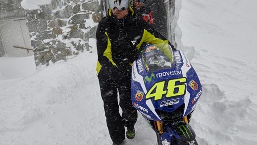 Yamaha, la M1 di Rossi sulle nevi di Courmayeur