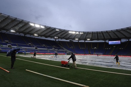 Serie A, Lazio-Sassuolo: ci sono i teloni all'Olimpico contro la pioggia