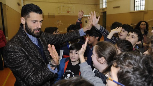 Lazio, Candreva, Onazi e Braafheid nelle scuole: «Tra compagni basta una stretta di mano»
