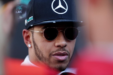 F1 Mercedes, Hamilton: «Il sistema halo è uno dei peggiori»