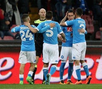 Serie A, Napoli-Chievo 3-1: riscatto Chiriches, Higuain inesauribile. Agganciata la Juve