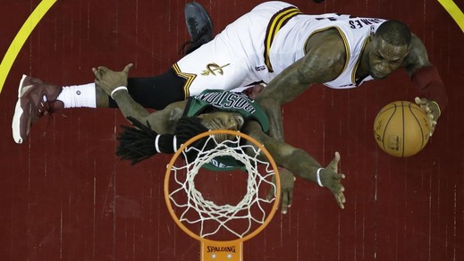 Basket NBA, James piega i Celtics