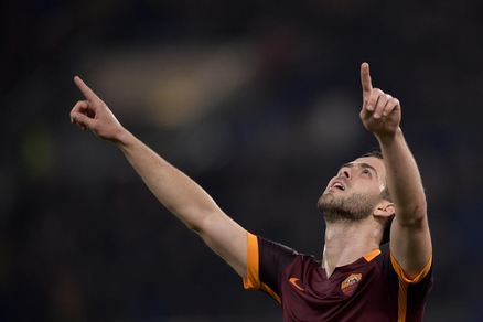 «Pjanic perfetto per il Chelsea». E lui mette "Mi piace"